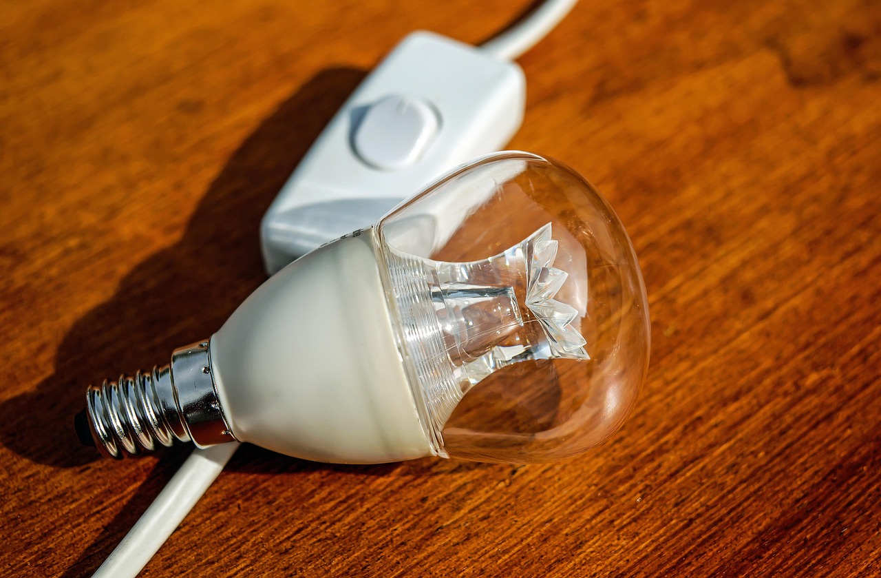 還沒被裝上的燈泡與電線