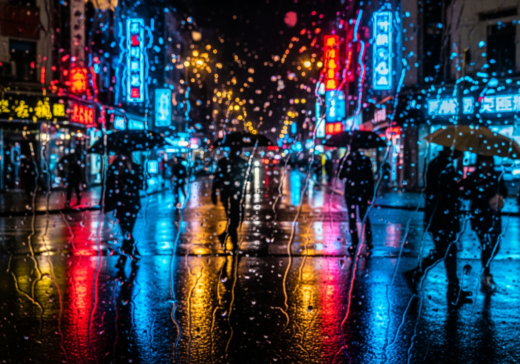 下雨夜晚的商圈街景