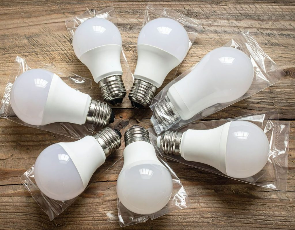 租屋族站在天花板下抬頭查看燈座 租屋族站在天花板下抬頭查看燈座