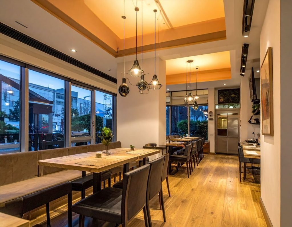 套房空間中，吸頂燈貼合天花板設計，床鋪與書桌區域光線均勻