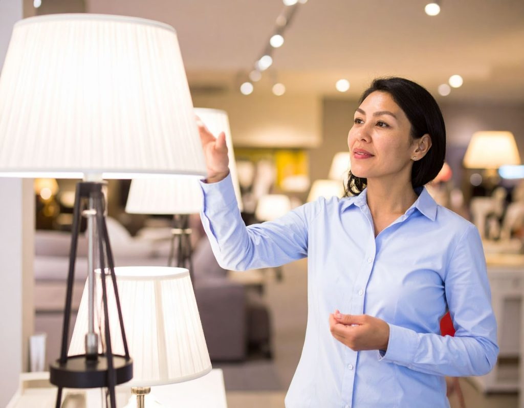 家長陪孩子在書桌寫作業，吸頂燈提供舒適閱讀光源