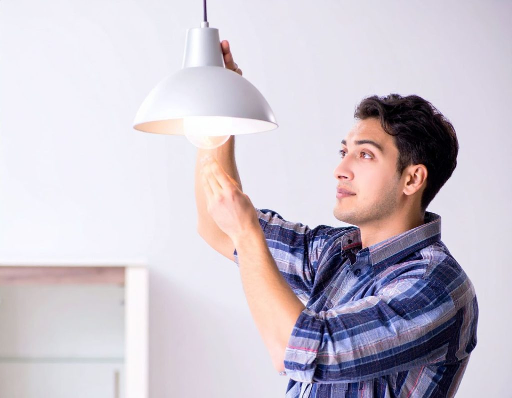 夜晚書桌前，傳統燈泡光線偏黃偏暗