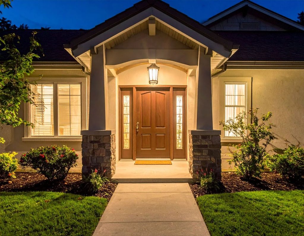 夜晚回家的情境照，玄關吸頂燈柔光迎接屋主進門