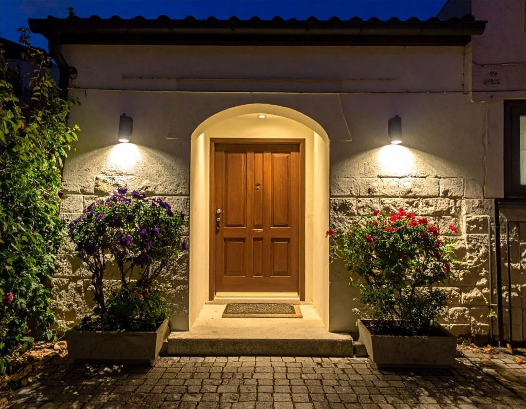 夜晚門口sensor light照亮地面