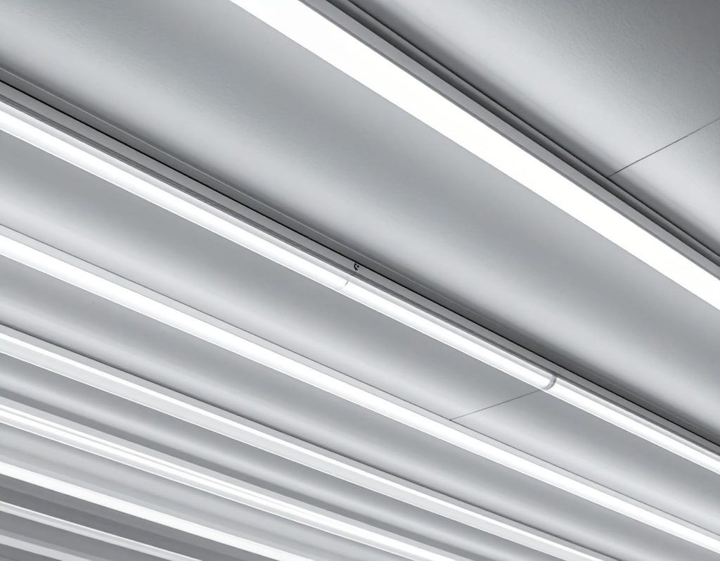 天花板LED燈管忽明忽暗特寫